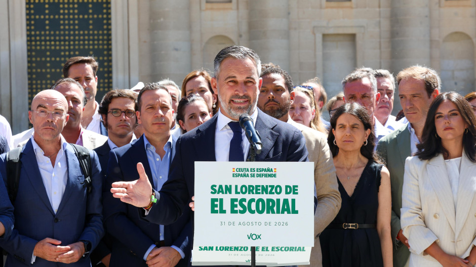 EuropaPress_7740834_presidente_vox_santiago_abascal_atiende_medios_comunicacion_reunion_inicio