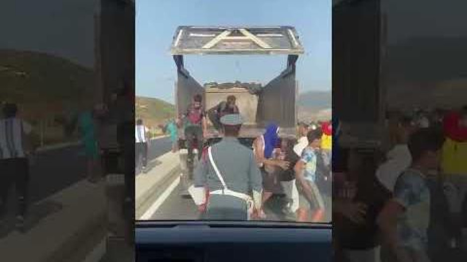El vídeo que prueba cómo la policía marroquí permitió la entrada de cientos de inmigrantes