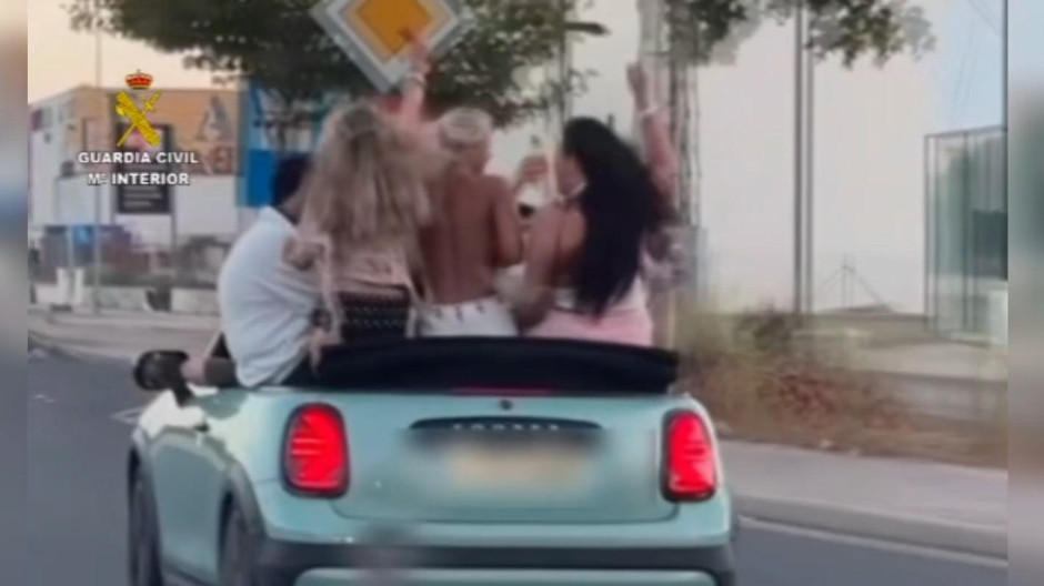 Uno de los ejemplos: un grupo, a lo loco, en un descapotable en marcha