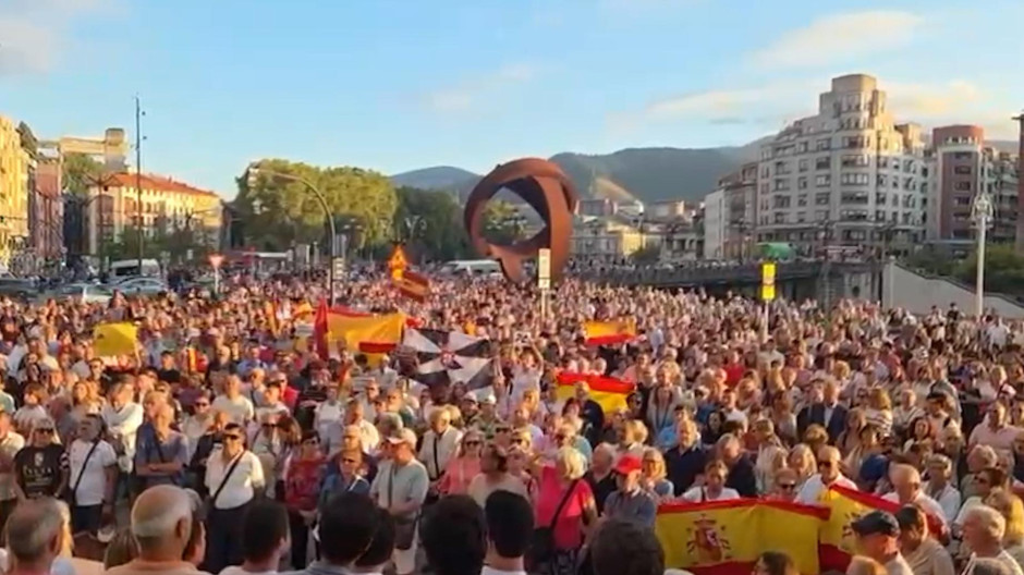 Suena el himno de España en Bilbao durante la concentración en apoyo a Ceuta