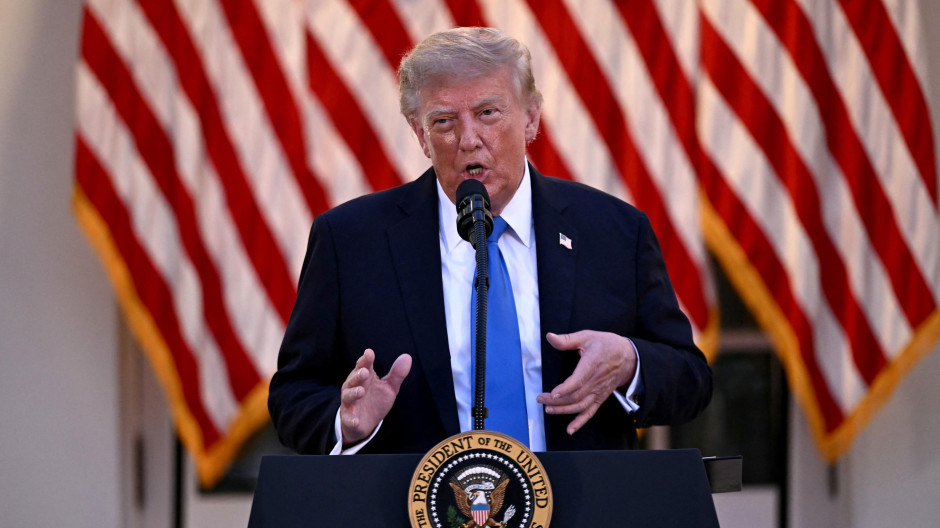 El presidente estadounidense Donald Trump pronuncia un discurso durante una cena en el Jardín de las Rosas de la Casa Blanca en Washington, D.C