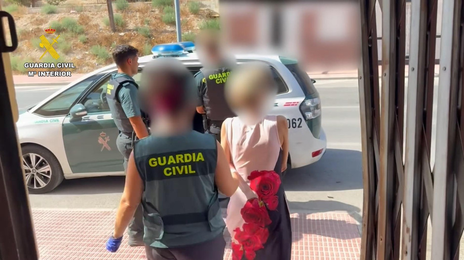 Imagen de la detención de la Guardia Civil al matrimonio en Alicante