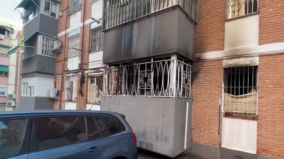 Bomberos extinguen un fuego en una vivienda en Ciudad Lineal