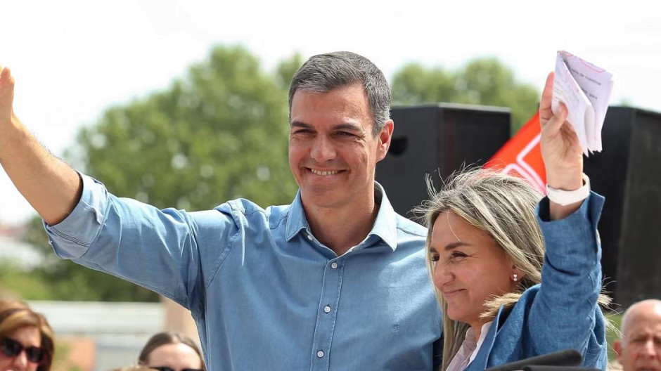(FOTO DE ARCHIVO) Pedro Sánchez y Milagros Tolón en un mitin del PSOE