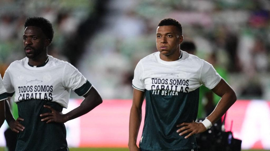 Mabappé y Vinicus se malponen la camiseta en apoyo a Ceuta
