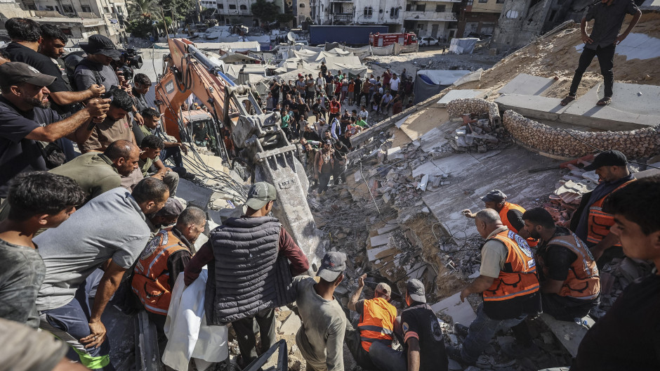 Rscatistas excavaron entre los escombros para recuperar cuerpos de un edificio derrumbado en la zona de Tal al-Hawa, en la ciudad de Gaza
