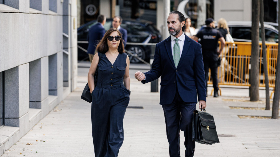 La Gerente del Partido Socialista Obrero Español (PSOE), Ana María Fuentes Pacheco (i), a su llegada a la Audiencia Nacional