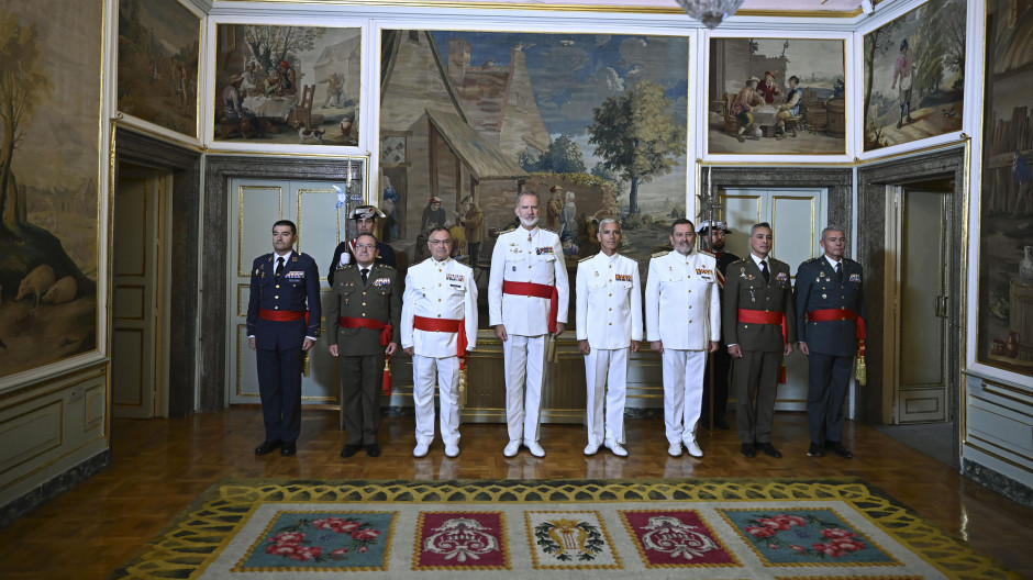 El rey Felipe VI (c) recibe este jueves a un grupo generales de División y vicealmirantes en el Palacio Real de El Pardo, Madrid