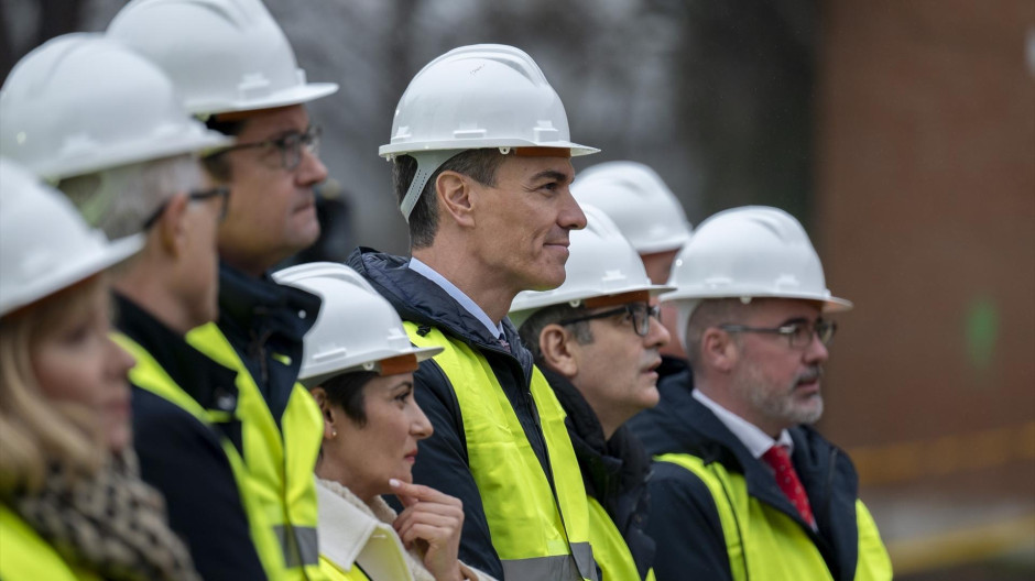 Sánchez, junto al ministro de la Presidencia, Félix Bolaños, la ministra de Vivienda, Isabel Rodríguez, y el ministro para la Transformación Digital, Óscar López, durante el acto de demolición de los primeros ed