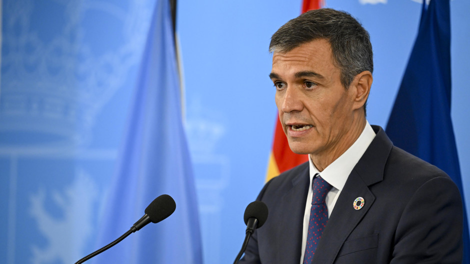 La extraña actitud de Pedro Sánchez al ser preguntado por el juicio a su mujer