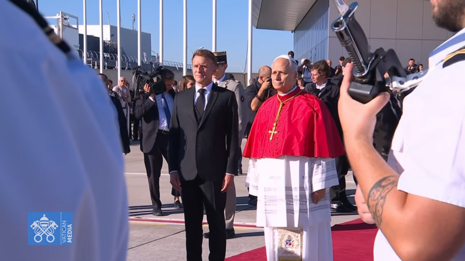El Papa León XIV junto con Emmanuel Macron a su llegada al Papa