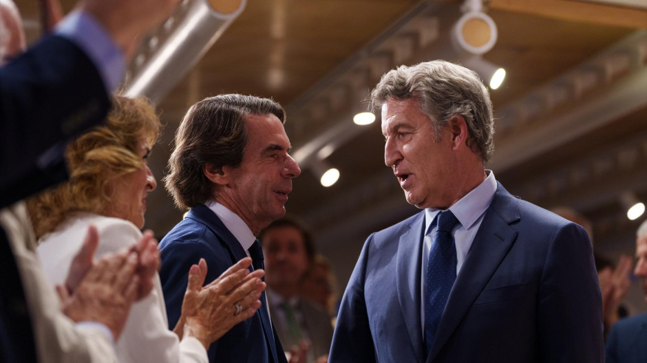 El expresidente del Gobierno, José María Aznar, y el presidente del PP, ALberto Núñez Feijóo,