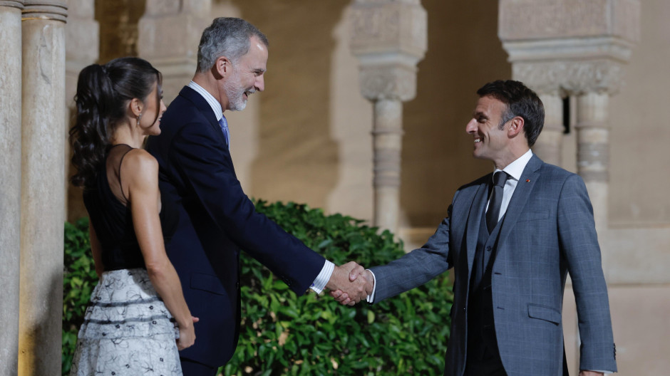 Don Felipe IV y Doña Letizia, saludan el presidente de Francia, Emmanuelle Macron