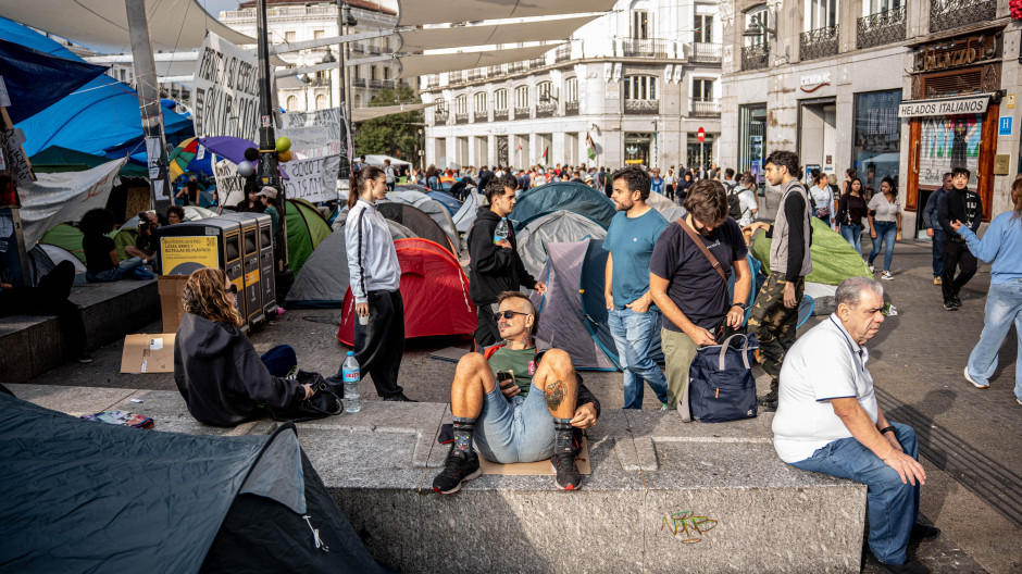 Decenas de personas continúan en la acampada por el ‘Decreto Maricarmen’ en la Puerta del Sol, a 29 de septiembre de 2026