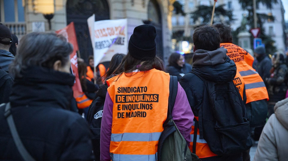 EuropaPress_7250941_varias_personas_manifestacion_frente_congreso_fin_moratoria_antidesahucios