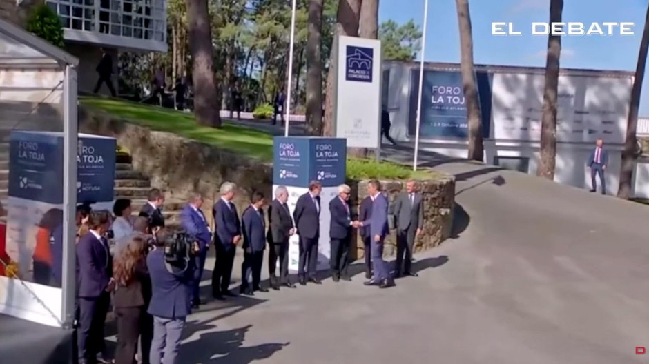 Saludo entre Pedro Sánchez y Felipe González
