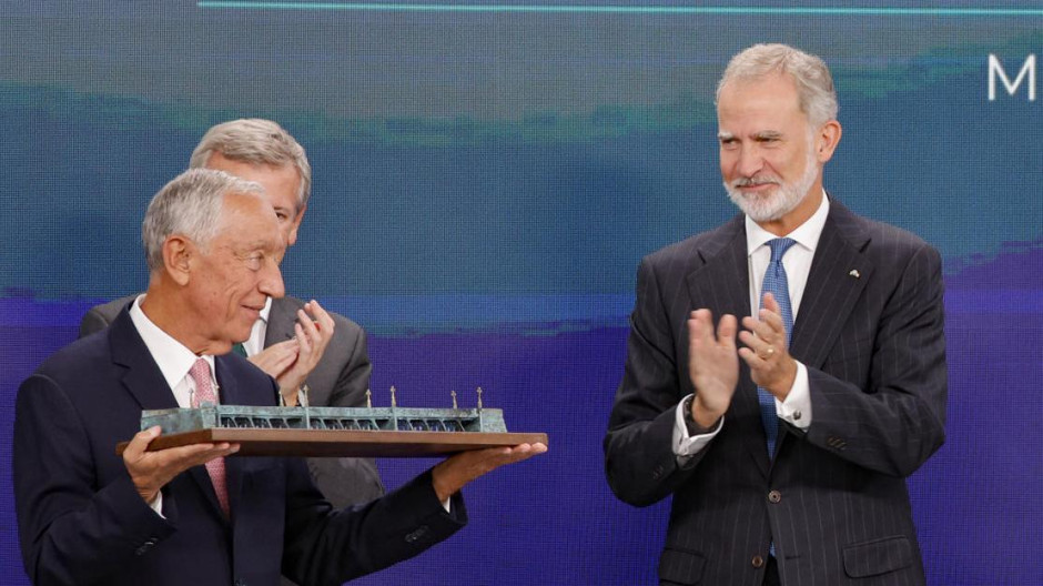 El rey Felipe VI (c) entrega el premio Foro La Toja al ex presidente de Portugal Marcelo Rebelo de Sousa