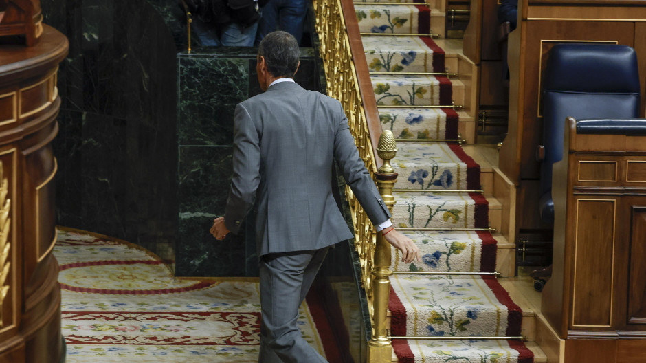 Pedro Sánchez, abandonando el hemiciclo en el Pleno de este viernes
