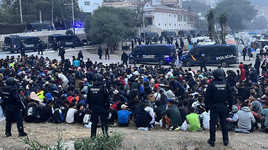 Desalojo de la playa de El Trampolín en Ceuta