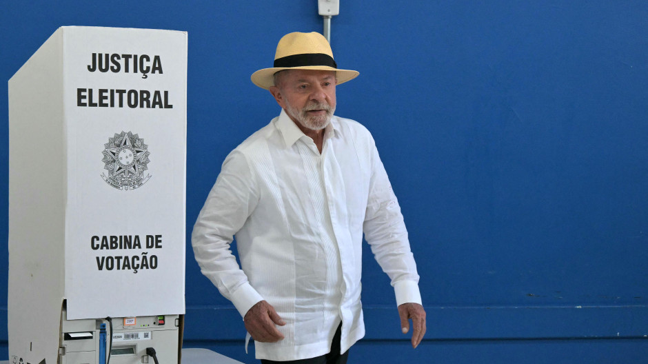 El presidente de Brasil y candidato a la reelección por el Partido de los Trabajadores (PT), de izquierda, Luiz Inácio Lula da Silva,