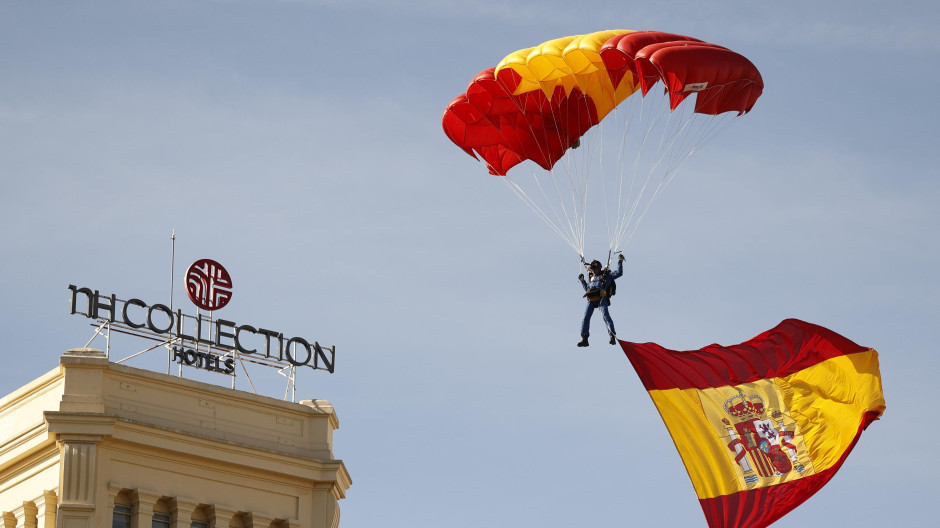 Así ha sido el salto en paracaídas de los militares con una bandera de 24 metros cuadrados