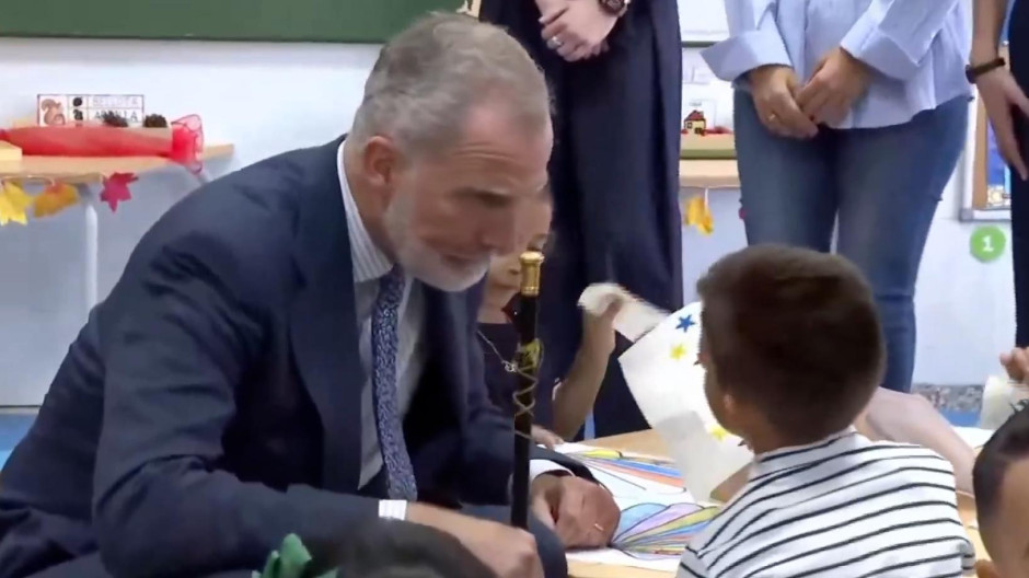 El Rey Felipe Vi durante su visita al colegio en Ceuta
