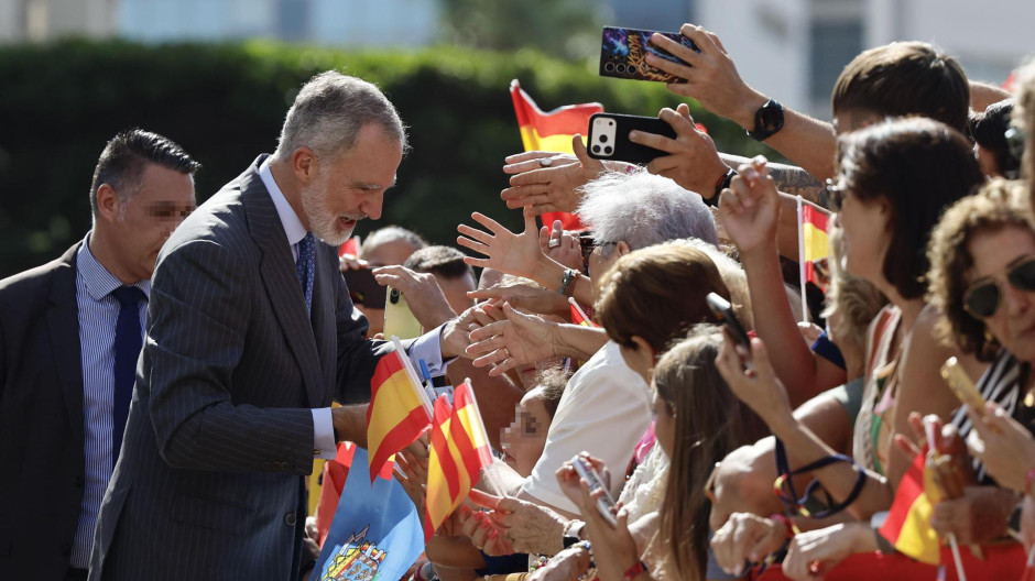 Felipe VI saluda a los ciudadanos de Melilla