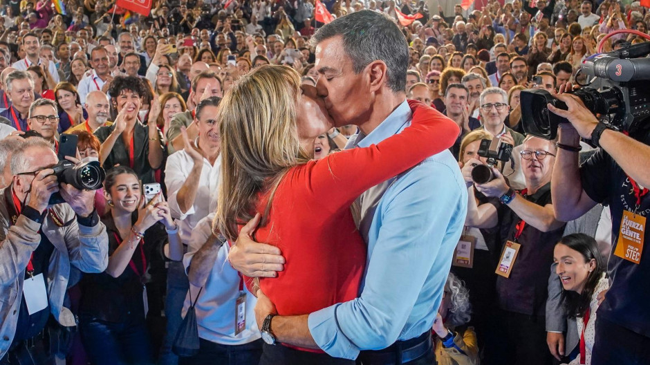 El presidente del Gobierno, Pedro Sánchez, y su mujer, Begoña Gómez, se besan en un mitin en Fuenlabrada