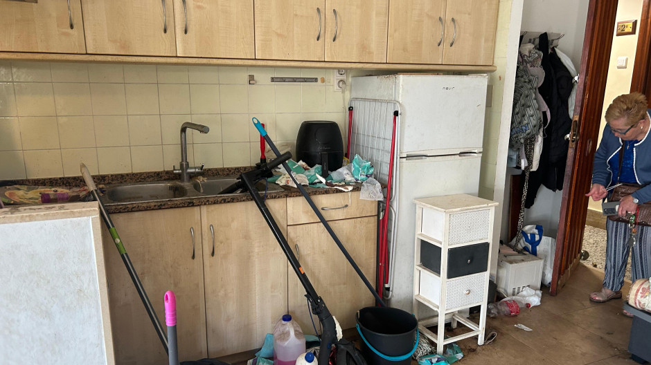 Francisca, tras comprobar los destrozos causados por los okupas en su vivienda