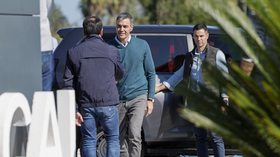 El presidente del Gobierno, Pedro Sánchez, saluda al president de la Generalitat, Juanfran Pérez Llorca, durante su visita al Puesto de Mando Avanzado en Oliva (Valencia)