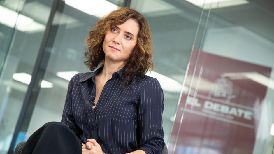 La presidenta de la Comunidad de Madrid, Isabel Díaz Ayuso, en la redacción de El Debate
