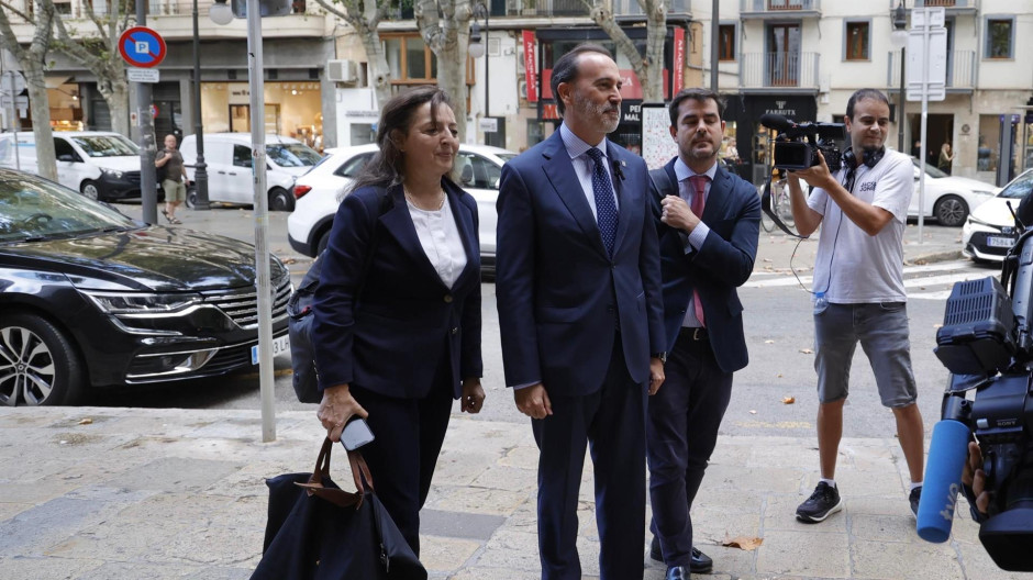 Grabriel Le Senne, acompañado por su abogada, este miércoles entrando en la Audiencia Provincial de Baleares