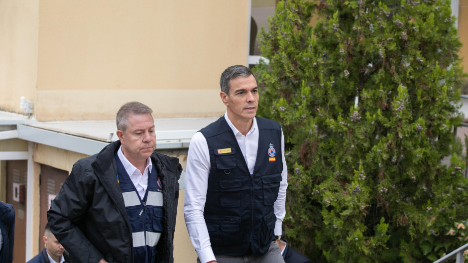 El presidente del Gobierno, Pedro Sánchez (d), y el presidente de Castilla-La Mancha, Emiliano García-Page (i), durante la reunión del Centro de Coordinación Operativa Integrado (CECOPI), en el Centro 112 de Toledo.