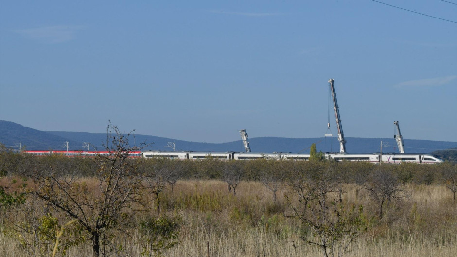 EuropaPress_7876704_gruas_trabajando_labores_desescombro_accidente_ferroviario_urda_29_octubre