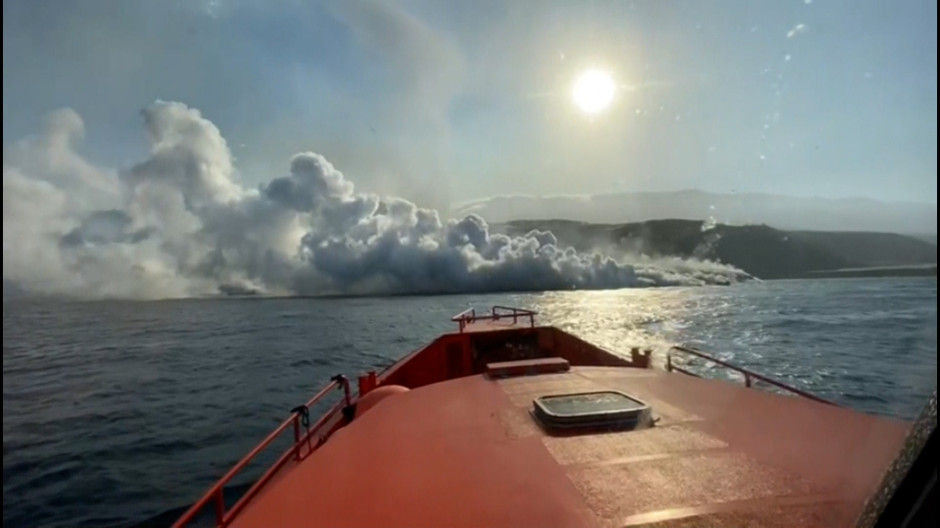 La lava llega al mar en La Palma