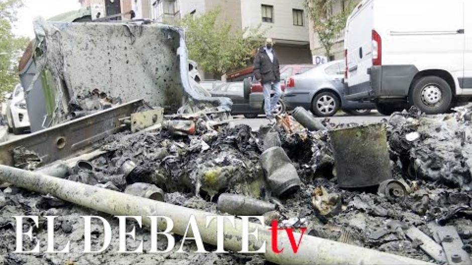 Diez contenedores han sido quemados esta madrugada en San Sebastián y el fuego, que según los primeros indicios ha sido intencionado, ha originado daños en nueve vehículos estacionados en cuatros puntos de la calle Txirrita Bertsolari del barrio de Altza.