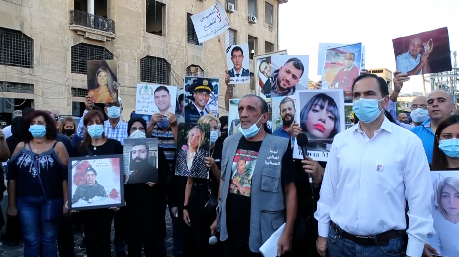 Familiares de víctimas de la explosión de Beirut se manifiestan en apoyo al juez Tarek Bitar
