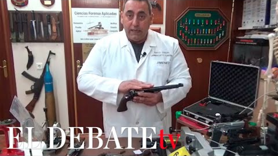 El criminalista forense José Jiménez Planelles explica el funcionamiento de las armas de fogueo