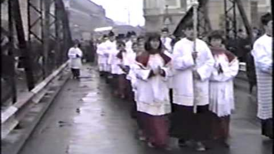 Ioan Ploscaru camino a la catedral de Lugoj con el pueblo libre de Rumanía