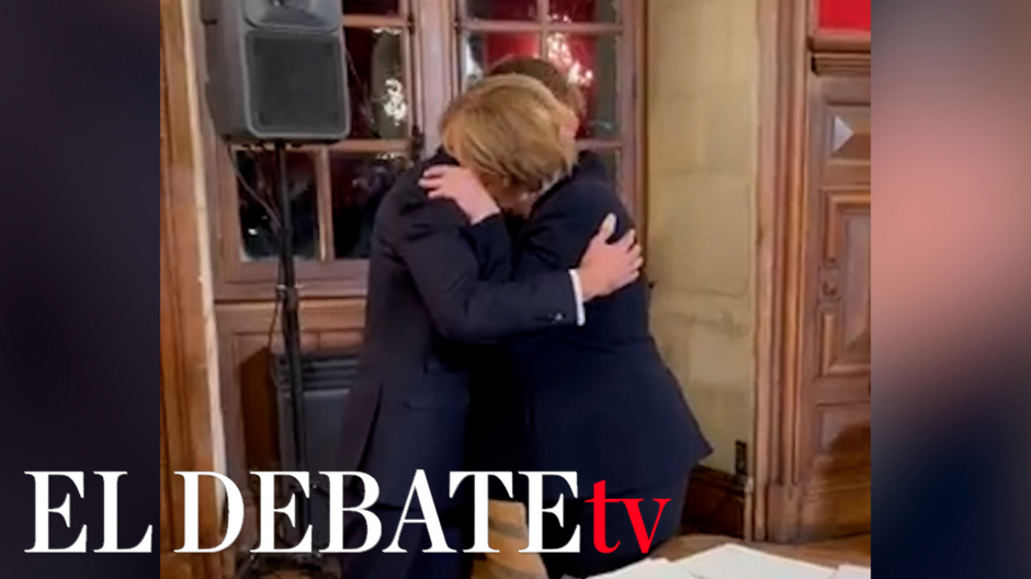 El emotivo abrazo de despedida entre Macron y Merkel
