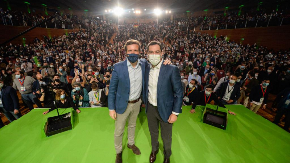 Pablo Casado y Juanma Moreno en el cierre de la convención del PP-A en Granada