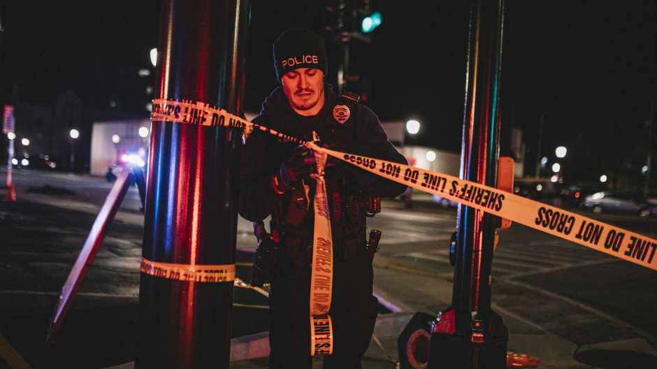 WAUKESHA, WI - NOVEMBER 21: A police officer cordons off a crime scene on November 21, 2021 in Waukesha, Wisconsin. According to reports, an SUV drove through pedestrians at a holiday parade, killing at least one and injuring 20 more.   Jim Vondruska/Getty Images/AFP (Photo by GETTY IMAGES / GETTY IMAGES NORTH AMERICA / Getty Images via AFP)