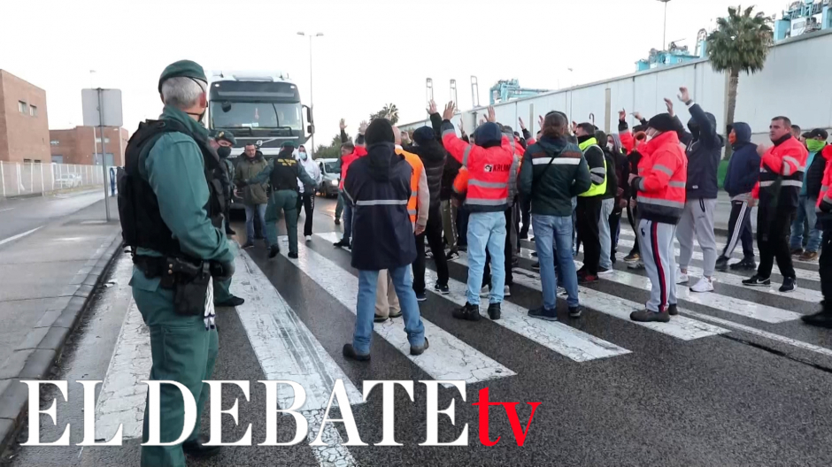 Cortes de tráfico en los accesos al puerto de Algeciras por la huelga del metal