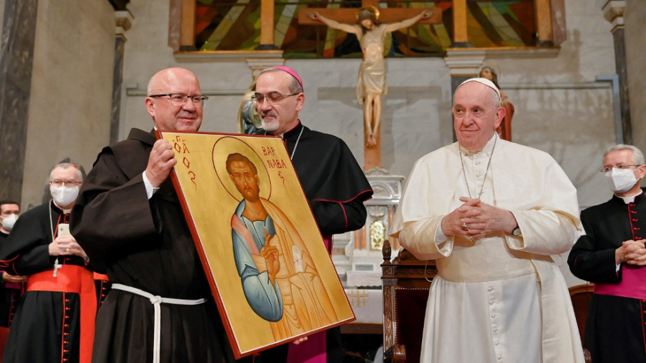 Franicsco con una imagen iconográfica duranta el encuentro ecuménico en Nicosia