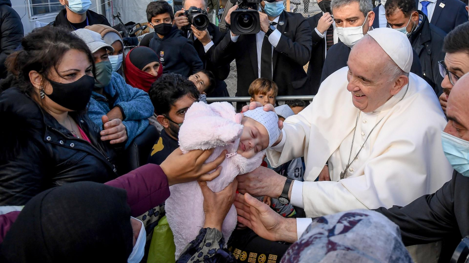 El Papa bendice a un bebé en Lesbos