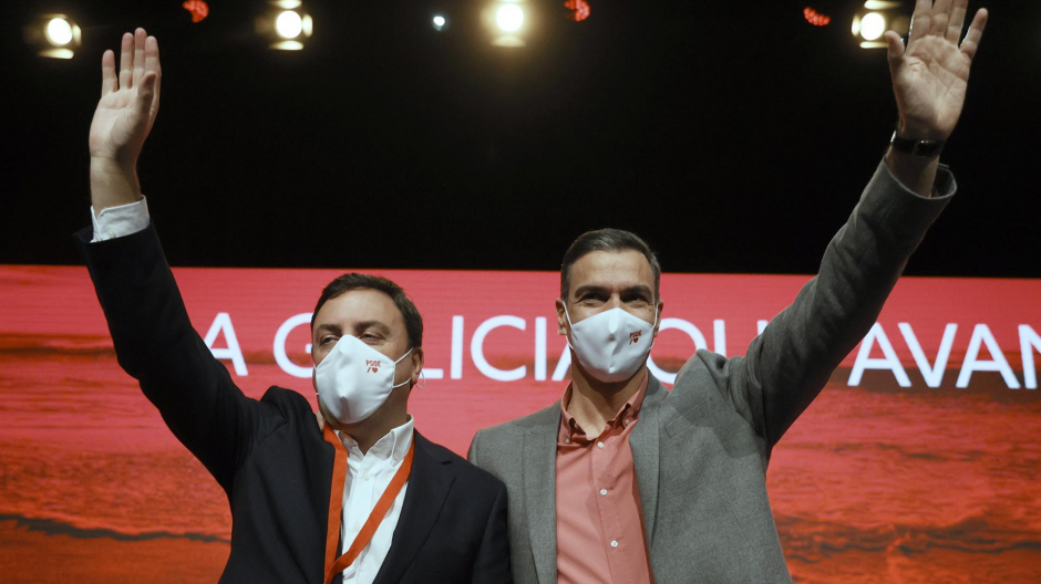 Pedro Sánchez junto a Valentín Formoso en el cierre del congreso socialista