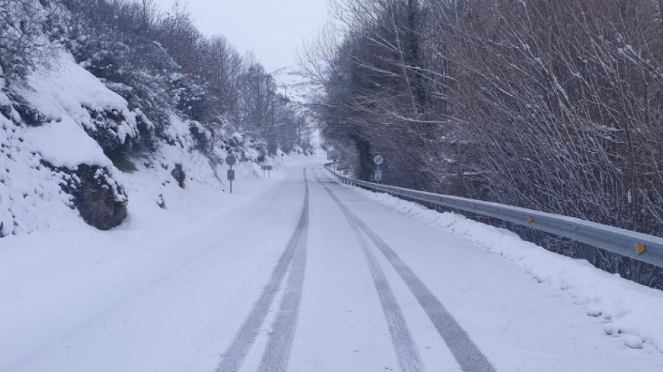 Media España, en riesgo por olas, nieve, lluvia, viento, aludes y deshielo