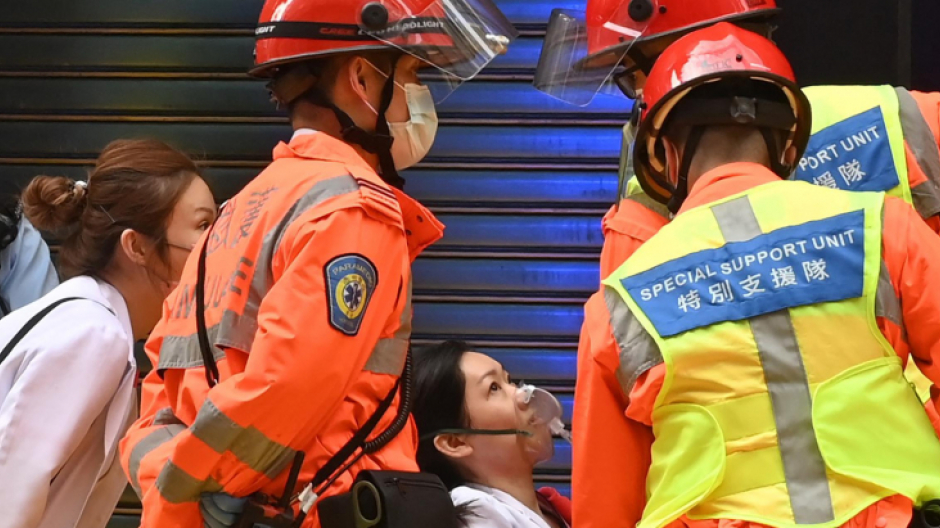 Un espectacular incendio deja atrapadas a más de 300 personas en un rascacielos de Hong Kong