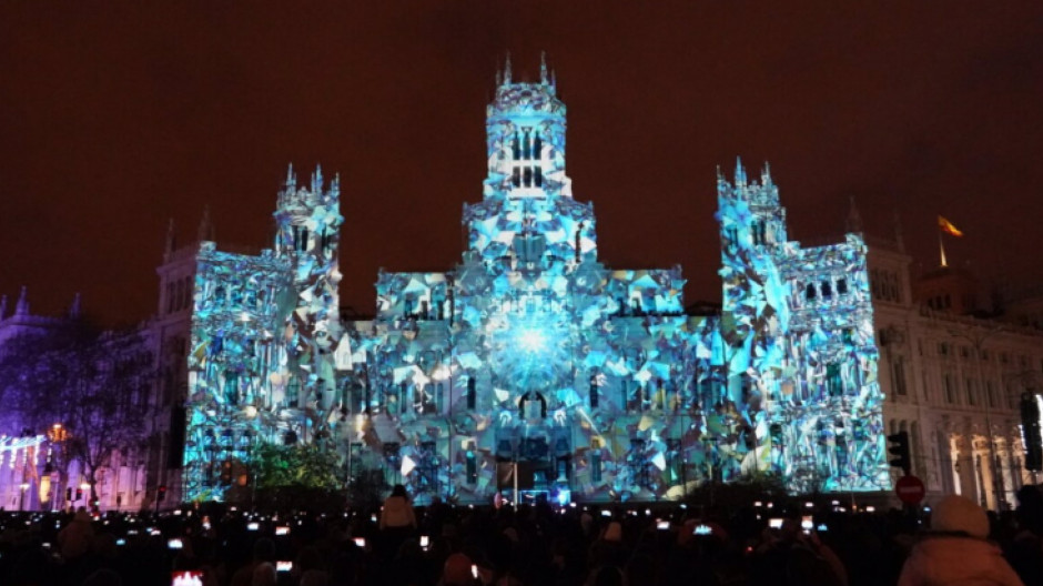 Madrid felicita la Navidad con una postal interactiva proyectada en la fachada del Ayuntamiento