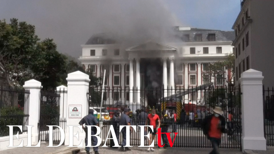 Un gran incendio alcanza la sede del Parlamento de Sudáfrica